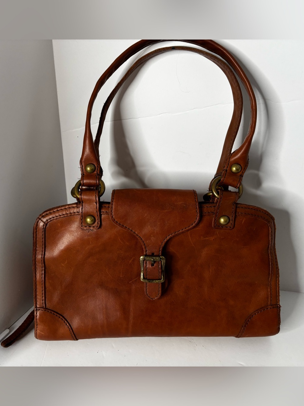 Crown Vintage brown Classic Tan Leather Shoulder Bag - Timeless Everyday Style - Picture 7 of 9